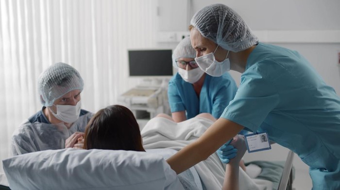 Jepang Berencana Gratiskan Biaya Melahirkan Biar Warganya Mau Punya Anak