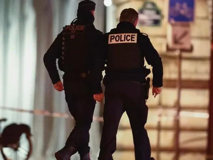 French police secure the access to the Bir-Hakeim bridge after a security incident in Paris, France, on December 3, 2023. (File photo: Reuters)