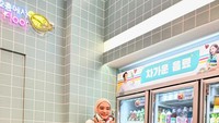 Inara juga tampak OOTD di sebuah supermarket. Ia berpose di depan rak minuman. Foto: Instagram @mommy_starla