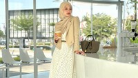 Wanita kelahiran 1993 ini juga pernah membagikan OOTD yang keren di coffee shop Arabica PIK. Ia mengenakan outfit yang senada sambil membawa secangkir kopi. Foto: Instagram @mommy_starla