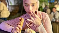 Potret menggemaskannya juga pernah terlihat menikmati es krim. Ia menikmati 1 pint es krim yang nikmat. Foto: Instagram @mommy_starla