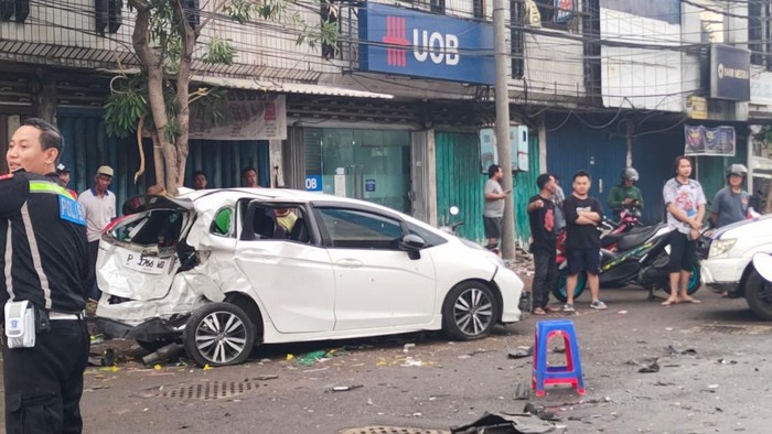 Innova seruduk warung tewaskan 2 orang di Surabaya