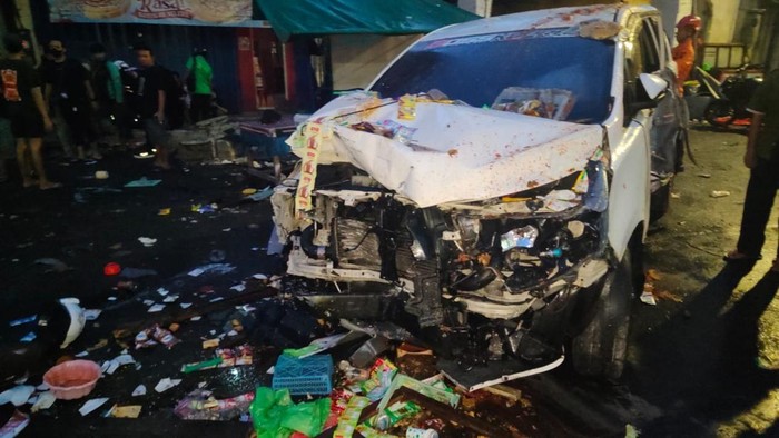 Innova seruduk warung tewaskan 2 orang di Surabaya