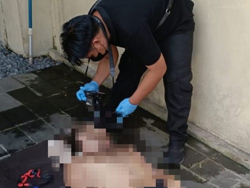 Jasad AG dievakuasi dari kolam renang sebuah villa di Pererenan, Kecamatan Mengwi, Badung. (Polres Badung)