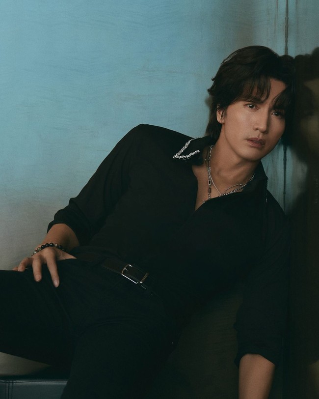 Jerry Yan lewat akun Instagram @jerry_yan_official mengunggah foto terbarunya berbusana hitam-hitam. Foto: Instagram/@jerry_yan_official