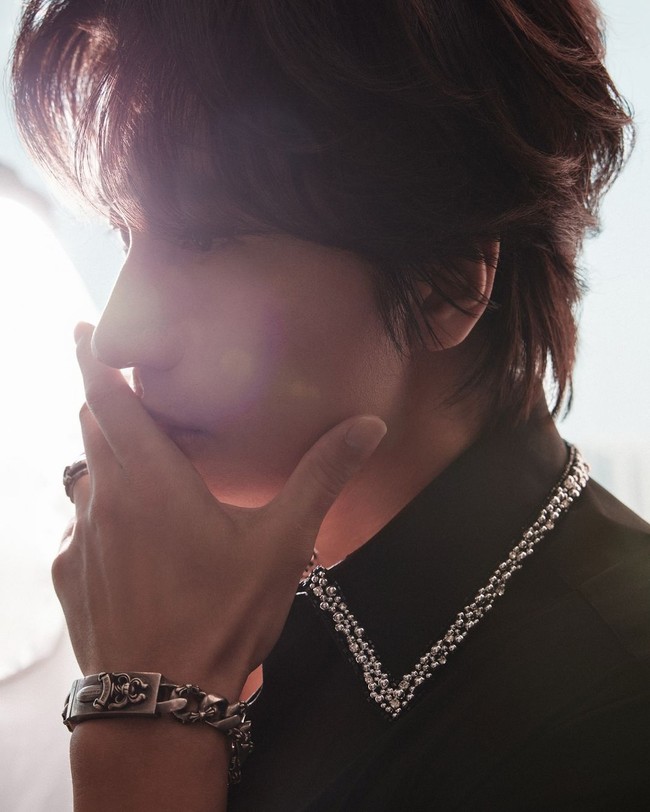 Rambutnya tampak ditata dengan gaya acak namun tetap elegan. Foto: Instagram/@jerry_yan_official