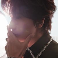 Rambutnya tampak ditata dengan gaya acak namun tetap elegan. Foto: Instagram/@jerry_yan_official