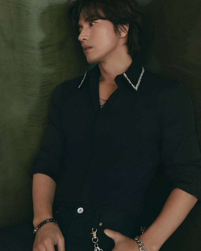 Aktor 47 tahun ini tampil dengan gaya rambut andalannya yang berpotongan shaggy dengan multilayer. Foto: Instagram/@jerry_yan_official