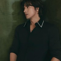 Aktor 47 tahun ini tampil dengan gaya rambut andalannya yang berpotongan shaggy dengan multilayer. Foto: Instagram/@jerry_yan_official