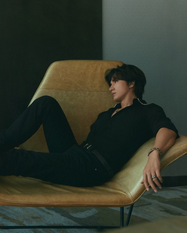 Pemeran Dao Ming Tse ini mengenakan kemeja dan celana hitam, serta dilengkapi beberapa aksesori, seperti kalung, gelang dan ikat pinggang. Foto: Instagram/@jerry_yan_official