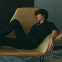 Pemeran Dao Ming Tse ini mengenakan kemeja dan celana hitam, serta dilengkapi beberapa aksesori, seperti kalung, gelang dan ikat pinggang. Foto: Instagram/@jerry_yan_official