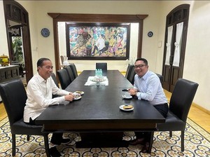 Jokowi Unggah Momen Bareng RK: Makan Lapis Bogor, Berbincang soal Jakarta