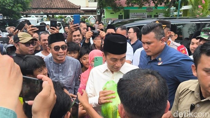 Jokowi mendapatkan oleh-oleh makanan tradisonal usai salat Jumat di Masjid Al Wustho, Solo, Jumat (1/11/2024).