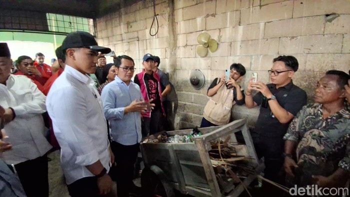 Kaesang mendampingi kampanye Cabup-Cawabup Tangerang nomor urut 3 Zulkarnain-Lerrru Yustira di tempat pengolahan sampah di Pasar Kemis, Kabupaten Tangerang.(Taufiq/detikcom).
