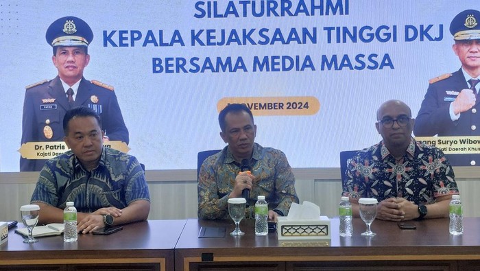 Kajati DKI Jakarta yang baru, Patris Yusrian Jaya (tengah)-(Yogi/detikcom)