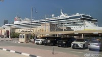 Kapal pesiar Resorts World One milik perusahaan pelayaran Resorts World Cruises (RWC) telah tiba di Dubai, Uni Emirat Arab (UEA). Resorts World One akan memulai pelayaran pertamanya di Dubai mulai 1 November 2024. (Dadan Kuswaraharja/detikcom)