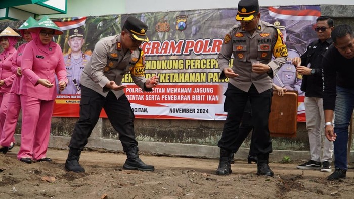 Kapolres Pacitan AKBP Agung Nugroho menebar benih jagung