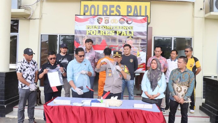 Kapolres PALI AKBP Khairu Nasrudine menunjukkan barang bukti LSM yang tipu IRT
