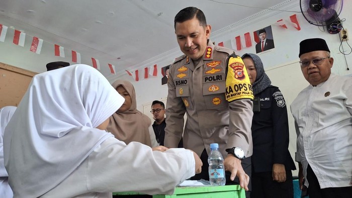 Kapolresta Bogor Kota Kombes Bismo Teguh Prakoso dan Dandim 0606 Kota Bogor Letkol Dwi Agung Prihanto membagikan makan bergizi gratis