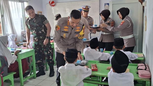 Kapolresta Bogor Kota Kombes Bismo Teguh Prakoso dan Dandim 0606 Kota Bogor Letkol Dwi Agung Prihanto membagikan makan bergizi gratis
