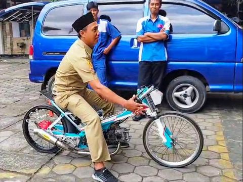 Kaprodi Jurusan Teknik Sepeda Motor SMK PN 2 Purworejo, Jateng, Aris Wiratmoko menjajal motor drag setingan siswanya, Senin (28/10/2024). Diunggah Jumat (1/11/2024).