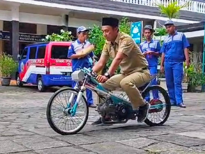 Kaprodi Jurusan Teknik Sepeda Motor SMK PN 2 Purworejo, Jateng, Aris Wiratmoko menjajal motor drag setingan siswanya, Senin (28/10/2024). Diunggah Jumat (1/11/2024).