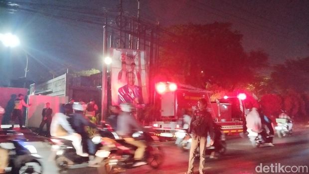 Kebakaran di pabrik kawasan Bekasi belum padam. (Maulana/detikcom)