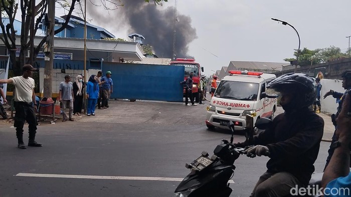 Kebakaran pabrik di Bekasi