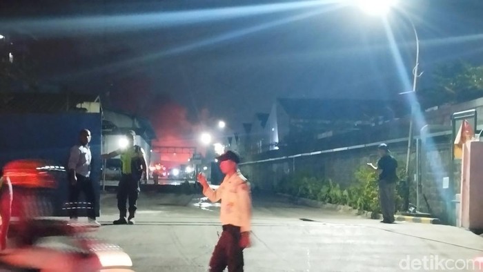 Kebakaran pabrik di Bekasi, belum padam. (Maulana/detikcom)