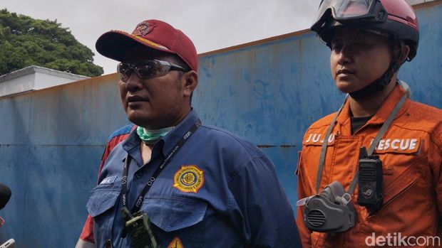Kebakaran pabrik di Bekasi masih belum padam usai 9 jam.