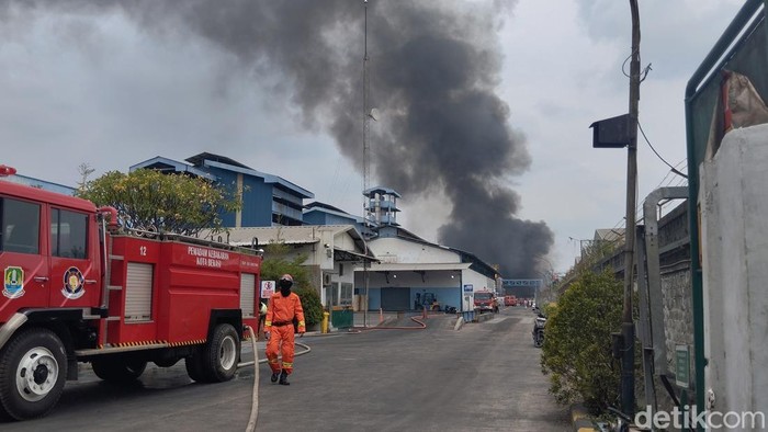 Kebakaran pabrik di Medan Satria, Kota Bekasi, belum padam. Seorang petugas pemadam kebakaran (damkar) yang mengalami sesak nafas dibawa ke RS. (MI Fawdi/detikcom)