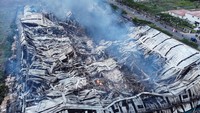 Dinas Pemadam Kebakaran dan Badan Penanggulangan Bencana Daerah (BPBD) Kabupaten Kendal mengerahkan sejumlah armada untuk memadamkan kebakaran yang terjadi sejak pagi pukul 08.30 WIB tersebut. 