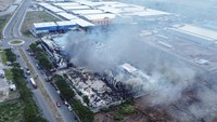 Foto udara suasana kebakaran pabrik mainan PT Master Kidz Indonesia di Kawasan Industri Kendal (KIK), Kendal, Jawa Tengah, Jumat (1/11/2024). 