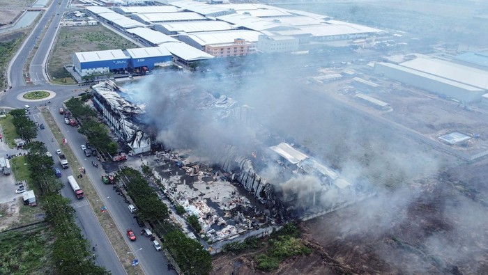 Kebakaran pabrik mainan di Kendal Petugas pemadam kebakaran berusaha memadamkan api yang membakar pabrik mainan PT Master Kidz Indonesia di Kawasan Industri Kendal (KIK), Kendal, Jawa Tengah, Jumat (1/11/2024). Dinas Pemadam Kebakaran dan Badan Penanggulangan Bencana Daerah (BPBD) Kabupaten Kendal mengerahkan sejumlah armada untuk memadamkan kebakaran yang terjadi sejak pagi pukul 08.30 WIB tersebut dan berdasarkan keterangan Kepala Bagian Operasional Polres Kendal Kompol Abdullah Umar bahwa kebakaran terjadi diduga akibat korsleting listrik. ANTARA FOTO/Makna Zaezar/foc.