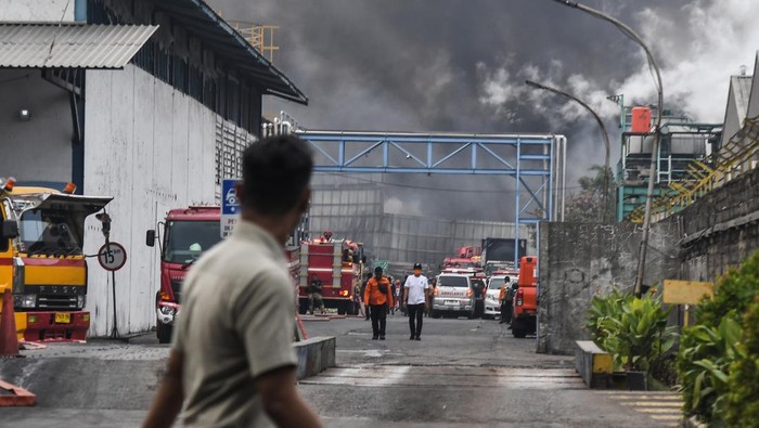 Mobil rescue Dinas Pemadam Kebakaran dan Penyelamat (Disdamkarmat) keluar dari pabrik pakan ternak di PT Jati Perkasa Nusantara, Pondok Ungu , Bekasi Utara, Jawa Barat, Jumat (1/11/2024). Menurut data Dinas Pemadam Kebakaran Kota Bekasi, jumlah korban meninggal sebanyak sembilan orang, tiga korban luka-luka dan proses pemadaman diperkirakan akan berlangsung sampai api padam. ANTARA FOTO/ Fakhri Hermansyah/aww.
