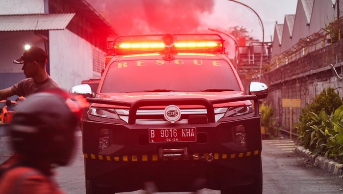 Mobil rescue Dinas Pemadam Kebakaran dan Penyelamat (Disdamkarmat) keluar dari pabrik pakan ternak di PT Jati Perkasa Nusantara, Pondok Ungu , Bekasi Utara, Jawa Barat, Jumat (1/11/2024). Menurut data Dinas Pemadam Kebakaran Kota Bekasi, jumlah korban meninggal sebanyak sembilan orang, tiga korban luka-luka dan proses pemadaman diperkirakan akan berlangsung sampai api padam. ANTARA FOTO/ Fakhri Hermansyah/aww.
