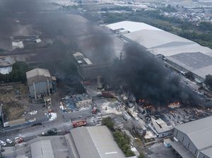 Kebakaran Maut Pabrik di Bekasi Akhirnya Padam Setelah 25 Jam