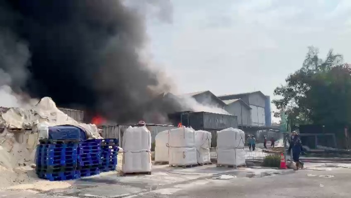 Kebakaran terjadi di pabrik Medan Satria, Kota Bekasi, Jawa Barat. Damkar mengungkap sejumlah kesulitan yang dihadapi saat mengevakuasi korban. (dok BPBD Kota Bekasi)