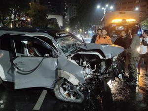 Warga Bali Mabuk Lalu Tabrak Pemotor di Taman Apsari Surabaya