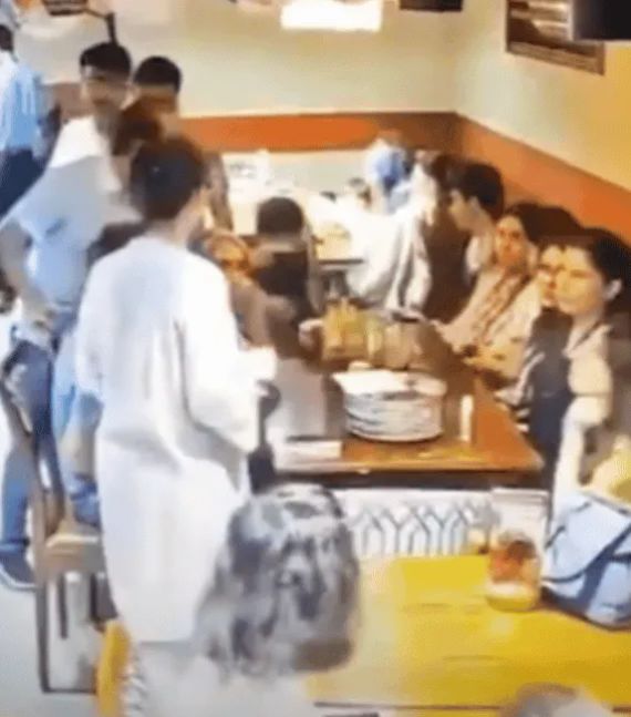 Kacau! Gegara Hal Sepele Dua Keluarga Ribut di Restoran