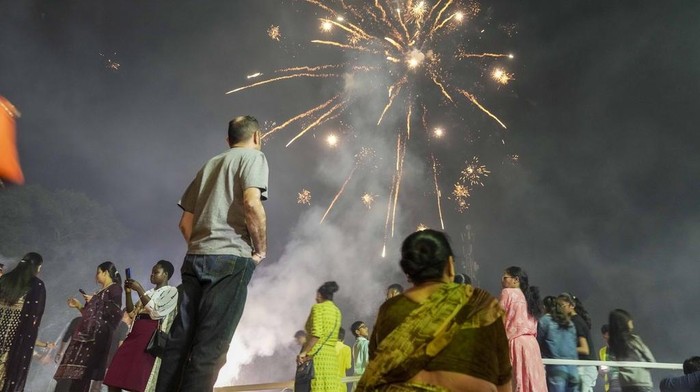 Hari Raya Diwali atau Deepavali disebut juga sebagai festival cahaya. Umat Hindu Kenya meriahkan perayaan ini dengan kembang api.