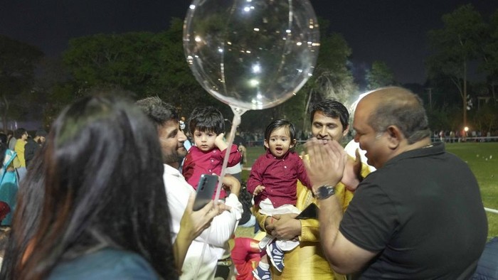 Hari Raya Diwali atau Deepavali disebut juga sebagai festival cahaya. Umat Hindu Kenya meriahkan perayaan ini dengan kembang api.