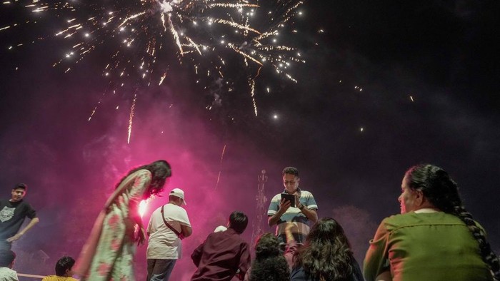 Hari Raya Diwali atau Deepavali disebut juga sebagai festival cahaya. Umat Hindu Kenya meriahkan perayaan ini dengan kembang api.
