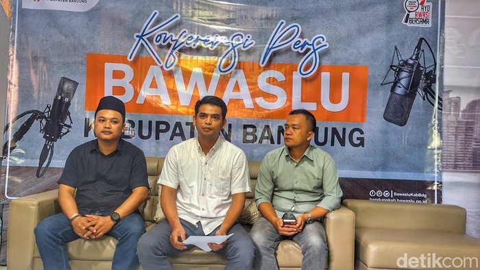 Ketua Bawaslu Kabupaten Bandung Kahpiana saat memaparkan temuan pelanggaran di Kabupaten Bandung.