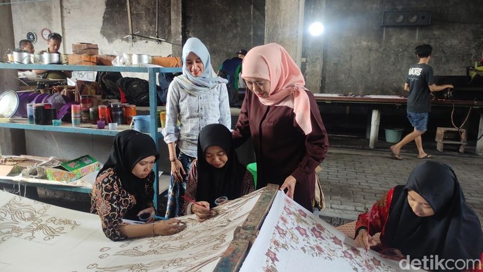 Khofifah melihat langsung perajin membuat motif batik di Desa Sarirogo Sidoarjo
