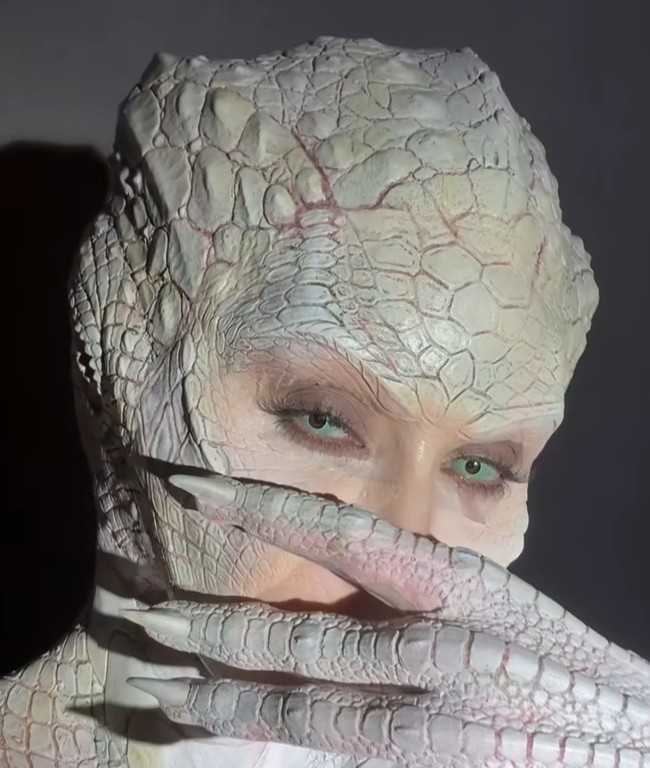 Kim Kardashian tampil ekstra dalam perayaan Halloween 2024 hingga tak dapat dikenali. Bintang reality show 44 tahun itu bertransformasi menjadi reptil dengan detail yang menyerupai aligator albino. (Foto: Instagram/@kimkardashian)