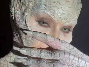 Video: Kim Kardashian hingga Kelly Clarkson Tampil Unik Rayakan Halloween
