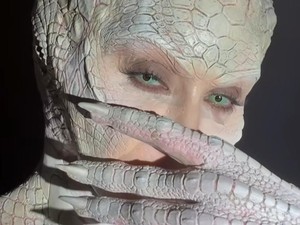 Kim Kardashian Bertransformasi Menjadi Reptil Albino untuk Halloween 2024