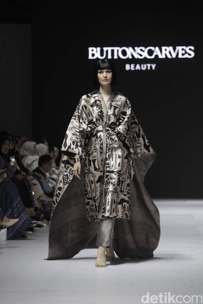 Inilah koleksi terbaru Benang Jarum di ajang Jakarta Fashion Week [JFW] 2025, di City Hall, Pondok Indah mall 3, Jakarta Selatan. Allyssa Hawadi, Co-Founder Benang Jarum mengungkapkan koleksi kali ini menghadirkan berbagai paduan motif mulai dari geometri hingga floral. Koleksi di JFW 2025 ini terinspirasi arsitektur Romawi dan Yunani. Foto: Andhika Prasetia/detikcom.