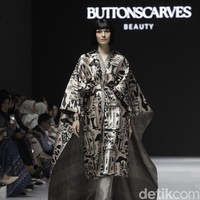 Inilah koleksi terbaru Benang Jarum di ajang Jakarta Fashion Week [JFW] 2025, di City Hall, Pondok Indah mall 3, Jakarta Selatan. Allyssa Hawadi, Co-Founder Benang Jarum mengungkapkan koleksi kali ini menghadirkan berbagai paduan motif mulai dari geometri hingga floral. Koleksi di JFW 2025 ini terinspirasi arsitektur Romawi dan Yunani. Foto: Andhika Prasetia/detikcom.